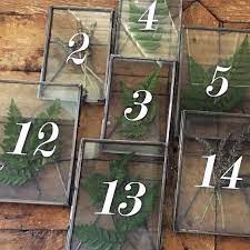 近幾年流行的森林系風格婚禮 讓許多新娘心動但卻不敢行動 因為花費看似很高 但其實在小資預算內也是能夠打造優雅的佈置品味 除了在婚宴布廠佈置滿滿的鮮花外 diy wedding table wedding table numbers diy wedding decorations