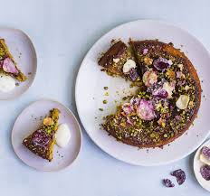 Kuchen Mit Pistazien Und Rosenbluten Rezept Delicuisine Rezepte Pistazien Griesskuchen