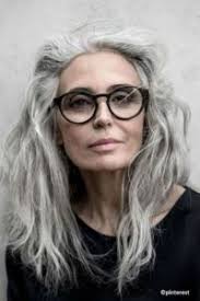 Les coupes de cheveux de lutin qui étreignent le crâne ont fière allure sur certaines femmes, mais pas tout le monde. Coupe De Cheveux Femme 50 Ans Avec Lunettes Les Looks Tendances Femmes Tendances