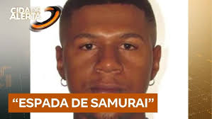 Homem mata companheira com ‘espada samurai’ e tenta fazer o mesmo com  ex-namorada