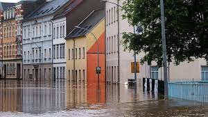 Ein gebäude sei mit sandsäcken vor den wassermassen. Hochwasser 2013 Uberflutete Strassen In Sachsen