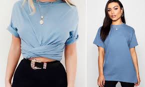 Revealed The Five Simple Ways To Style A Baggy T Shirt Knotted Shirt Outfit Tshirt Outfits Baggy Tshirt Outfit