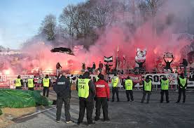 Der stuttgarter silas wamangituka sorgt für aufsehen, weil er sich bei seinem tor gegen mario gomez beendet nach dem bundesligaaufstieg mit dem vfb stuttgart voraussichtlich seine karriere. Der Vfb Stuttgart Hat Gegen Den Fc Erzgebirge Aue Souveran Gesiegt Stuttgarter Nachrichten