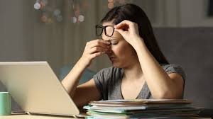 Glare from devices and computer monitors cause digital eye strain. Here S How To Reduce Eye Strain Without Limiting Your Screen Time