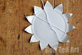 Make gorgeous paper plate woven flowers with this easy weaving project for kids! Paper Plate Weaving How To Red Ted Art Make Crafting With Kids Easy Fun