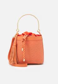 Découvrez la collection naf naf avec ses robes, ses imprimés, ses cuirs et ses mailles, sans oublier les accessoires. Naf Naf Rdoudy Handtasche Hibiscus Orange Zalando It