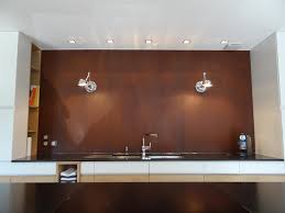 Le Mur De La Partie Evier Est En Acier Rouille Il Est Equipe De Deux Appliques Chromees De Style Indus Cuisines Design Decoration Et Renovation Meuble Cuisine