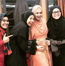 Penyanyi malaysia, siti nurhaliza mengumumkan hamil anak kedua. 10 Gambar Baby Bump Siti Nurhaliza Yang Kini Hamil 4 Bulan Cikcappuccinolatte