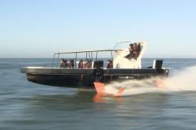 Les Futurs Beneteau A Moteur Voleront Il Avec Des Foils Bateau Bateau Volant Bateau A Moteur
