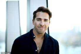 People who liked hugh sheridan's feet, also liked X Cbcwmyzrbb8m