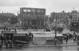 Groningen Grote Markt Scholtenhuis Met Oorlogsschade 1945 Mei December Fotograaf Cobie Douma Groningen Stad Steden