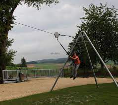 Eine seilbahn macht den spielplatz in seinen auswirkungen noch nicht mit einem bolzplatz vergleichbar, wie der prozessbevollmächtigte des klägers meint. Beckmann Seilbahnsystem Draht Seilbahn Komplett Mit Startstation Und Zielstation L 20 M Spiel Und Sportgerate Fur Kindergarten Und Kommunen Allstars Shop