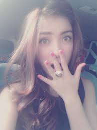 Ngintip Cewe Cantik Lagi Iseng Sendirian di Kamar, Namanya Larra. Masuk  Gan!