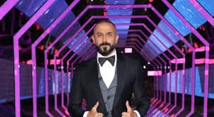 هل خضع لعملية تجميل؟ أثار الفنان السوري خولي، في الساعات الأخيره حالة من الجدل بين جمهوره ومحبيه، وذلك بعد نشره لصورة ولمقاطع فيديو تظهر تغيرا كبيراً في ملامح وجهه. Jouv Oq4xoc0jm