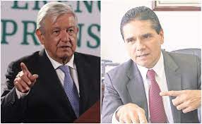 De esta manera el mandatario estatal se sentó en un banco de plástico frente al recinto ejecutivo a esperar ser recibido. Mset Rfpwznrdm