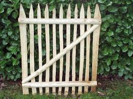 Vous retrouverez une sélection de barrière extensible qui s'adapte à votre cloison. Portillon En Bois De Chataignier Sur Mesure Portillon Jardin Cloture Rustique Ganivelles