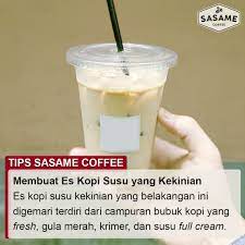Resep minuman kopi kekinian ini cukup mudah, pertama seduh kopi dan palm sugar dengan air mendidik. Resep Es Kopi Susu Kekinian Yang Menyegarkan Sasame Coffee
