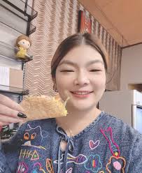 What restaurants in Eldridge or north Davenport have private meeting space  for 12 people and serve lunch?