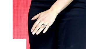 Actress scarlett johansson she has received beautiful engagement rings from her husband colin jost and ex romain dauriac other ryan reynolds.how do the flares stack up? Details On Scarlett Johansson S Engagement Ring Purewow