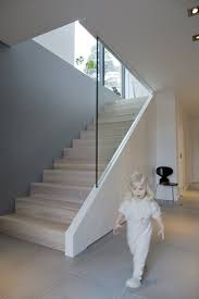 Escalier En Bois Et Blanc De Design Droit Elegant Avec Garde Corps En Verre Escalier Bois Idees Escalier Escalier