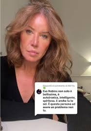 Eva Robbins: Bellezza e Autoironia nel Mondo LGBTQ+