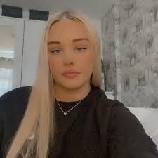 Evie Carroll's Instagram, Twitter & Facebook