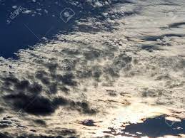 Nubes Nimbus En Los Fondos De Cielo Azul Fotos, Retratos, Imágenes Y  Fotografía De Archivo Libres De Derecho. Image 185023859.