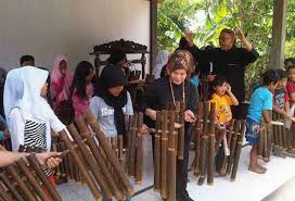 Contoh alat musik yang dipukul bernada adalah sebagai berikut. Alat Musik Pukul Yang Bernada Dan Tak Bernada Sejarah Negara Com