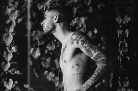 After zayn malik left one direction to strike out on his own, he didn't rush out a record to take advantage of his fame; Zayn S Mind Of Mine Debuts At 1 Breatheheavy Com