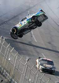 Carl edwards sait que la vengeance est un plat qui se mange froid… lui et brad keselowski se sont souvent poussés en piste cette saison et samedi à gateway en série nationwide, edwards a eu le dernier mot. Talladega Never Will Forget This Was Horrible But Total Ricky Bobby Moment After Nascar Wrecks Nascar Racing Nascar Crash