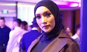 Suami ziana zain berdepan hukuman penjara sehingga 10 tahun jika disabitkan kesalahan mencederakan anak lelaki mereka. Ziana Zain Beri Peringatan Kepada Kaki Kritik
