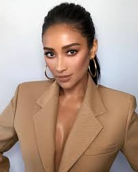Business Casual Saturday The Guys At My Local Coffee Bean Were Definitely Confused By My Lack Of Sweat Red Lips Makeup Look Makeup Looks Shay Mitchell Makeup