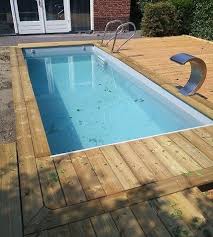 houten zwembad inbouwen in stadstuin klein houten zwembad tuin waterpartijen zwembad buitentrap