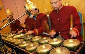 Gambang kromong adalah kesenian musik tradisional dari betawi dengan memadukan alat dalam perkembangannya, gambang kromong telah menjadi musik tradisional betawi yang sangat populer. Pengertian Musik Tradisional Ciri Khas Contoh Gambar Musik 11