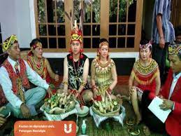 Kontraksi  sunting  penyingkatan untuk memendekkan kata (mengurangi jumlah suku kata). Borompu Upacara Perkawinan Adat Masyarakat Dayak Kumparan Com