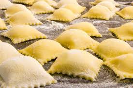 Ecco la ricetta della pasta fresca ripiena: Ravioli Ripieni Di Salsiccia E Stracchino Un Ripieno Ricco E Rustico