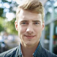 Prima david beckham, poi ignazio moser, quest'estate gli uomini più hot sfoggiano capelli cortissimi e decolorati, tendenza che ci riporta . Capelli Biondi Uomo Un Trend Da Sfoggiare Con Tagli Audaci