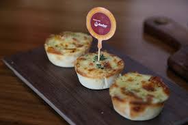 Dalam ukuran besar, pizza bisa jadi makanan utama, namun dalam ukuran kecil dianggap sebagai camilan yang mengenyangkan. Nikmati 5 Jenis Pizza Unik Dengan Pizzaart Mimin Adam