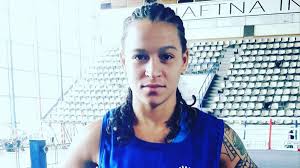 Bia ferreira, à direita, treinando com companheira. A Inesgotavel Luta De Bia Ferreira Para Vencer No Boxe