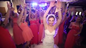 Auf den deutschen hochzeiten wird das essen meistens auf einem bufet serviert, seltener kommen die speisen auf die tische. Tamada Moderatorin Fur Die Moderne Deutsch Russische Hochzeit Musik Dj