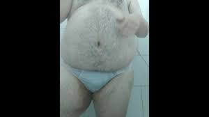 Cara gordo em cueca branca
