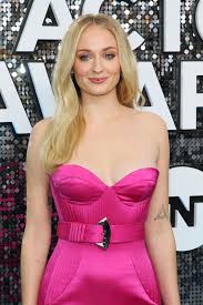 The cast of 'game of thrones' reunited at the 2020 screen actors guild awards, including sophie turner, nathalie emmanuel, gwendoline christie, and more. Sophie Turner Wears A Pink Louis Vuitton Dress To 2020 Sag Awards