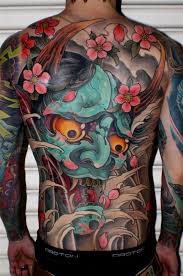 Combien coûte un petit tatouage en noir et gris ? Noir Et Blanc Contre Couleur Tatouage Style Japonais Tatouage Japonais Tatouage Demon Japonais