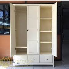 Kami memiliki pilihan lemari untuk berbagai jenis ruang, mulai dari lemari pakaian 3 pintu hingga lemari terbuka. Jual Lemari Baju Pintu 3 Almari Pakaian Minimalis 3 Pintu Warna Putih Duco Kab Jepara Gallery Mebel Tokopedia