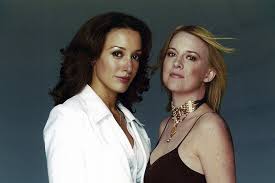 Jennifer plays a cat burglar who convinces a police offer (who is obsessed with her) to join her in crime. Jennifer Beals Bio Age Height Daughter Parents Movies Net Worth 2021