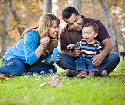 En el presente artículo vamos a darles ideas de juegos infantiles al aire libre que podrán aprovechar para jugar y divertirse en familia. Juegos Al Aire Libre