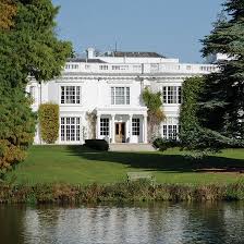 10 Breathtakingly Beautiful Wedding Venues Country Manor House Beautiful Wedding Venues Henley Business School