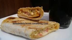 La chakchouka (čekčuka en berbère, شكشوكة en arabe), tchektchouka, tchoukchouka ou tchoutchouka 1 une spécialité culinaire de la cuisine maghrébine. Sandwich Malfouf Balade Delicieuse