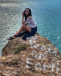 Bir süredir birlikte olan çift, instagram hesaplarından paylaşım yaparak aşklarını ilan etti. Mujde Uzman Dan Seksi Tatil Pozu