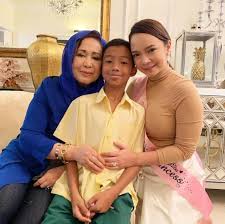 Nora danish was once married to the first son of the former speaker of malaysian parliament tan sri ramli ngah talib, on 20 june 2006 but they divorced in july 2008. 8 Gambar Sekitar Sambutan Ulang Tahun Kelahiran Nora Danish Yang Ke 37 Tetap Cun Macam Anak Dara Lagi Viral Purba